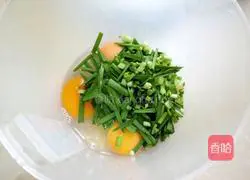 Illustration of how to make egg and leek pancakes 4