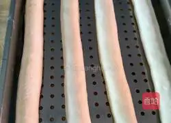 Illustration of how to make multi-layered meatloaf 7