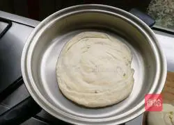 Illustration of how to make green onion pancake 8