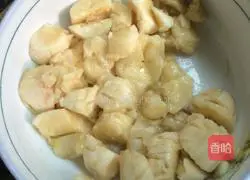 Illustration of how to make banana egg pancake 1
