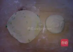 Illustration of how to make green onion cake 5