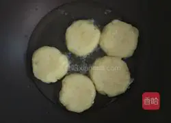 Illustration of how to make potato pancakes 3