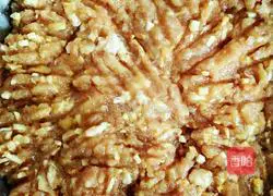 Illustration of how to make horseshoe pork pie 4