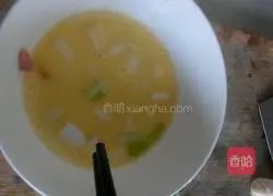 Illustration of how to make ham sausage and egg pancake 3