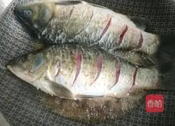 Illustration of how to make crucian carp cakes 6