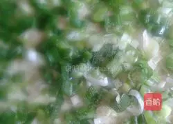 Illustration of how to make scallion pancakes 5