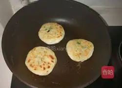 Illustration of how to make three fresh pies 3