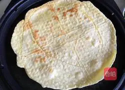 Illustration of how to make egg pancakes rolled with potato shreds 5