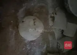 Illustration of how to bake steamed buns with oil in electric cake stall 7