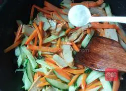 Illustration of how to make carrot and cucumber fried fish cakes 7