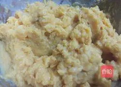 Illustration of how to make small sweet potato pancakes with dumpling skin 1