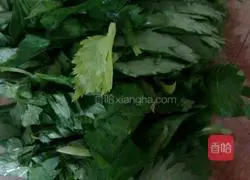 Illustration of how to make celery leaf shrimp cake 2