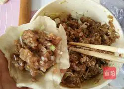 Illustration of how to make golden meat cake 11