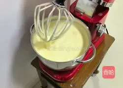 Illustration of how to beat 10-inch whole eggs for sponge cake 8