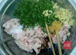 Illustration of how to make minced meat layer pancake 2