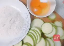 Illustration of how to make pan-fried zucchini pancakes 2