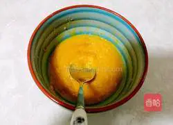 Illustration of how to make egg yolk layer cake 7