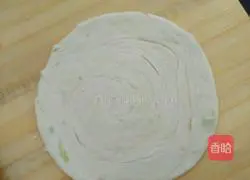 Illustration of how to make scallion, ham and ghee hand cakes 7