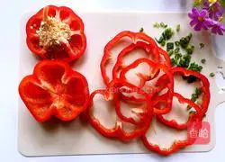 Illustration of how to make colorful pepper and bacon egg pancake rings 5