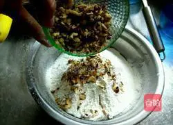Illustration of how to make crispy walnut cake 8