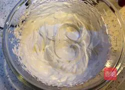 Illustration of how to make cream strawberry waffles 11