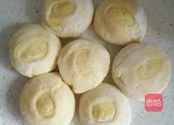 Illustration of how to make small straw hat cake 1