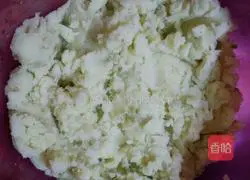 Illustration of how to make shrimp and potato cakes 2