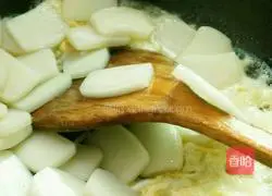 Illustration of how to make fried rice cakes with eggs 6