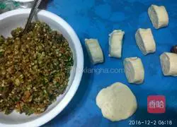 Illustration of how to make Pork, Dried Bean and Shiitake Mushroom Buns 11