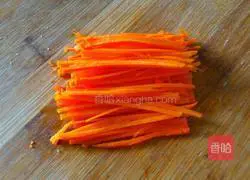 Illustration of how to make cucumber carrot and omelette sandwich 2