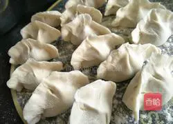 Illustration of how to make celery and pork dumplings 9