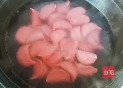 Illustration of how to make beet juice noodle dumplings 12