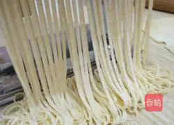Illustration of how to make handmade egg noodles (noodle machine version) 8