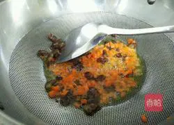 Illustration of how to make fried rice with sausage and pickled vegetables 4