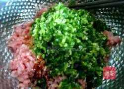 Illustration of how to make pickled cabbage dumplings 3