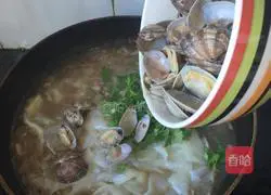 Illustration of how to make clam noodles with dumpling skins 18