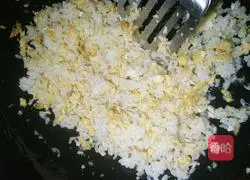 Illustration of how to make bacon and egg fried rice 4