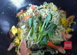 Colorful vegetable fried noodles Practice illustration 4