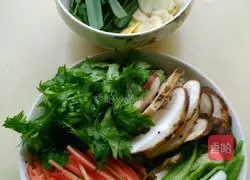 Illustration of how to make green pepper and shredded pork noodles 2