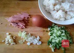 Illustration of how to make egg and ham fried rice 1
