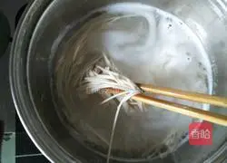 Illustration of how to make noodles, ham and fried eggs 2 