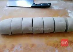Illustration of how to cut steamed buns with buckwheat knife 9