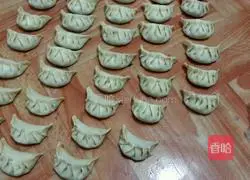 Illustration of how to make celery and meat dumplings 9