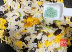 Illustration of how to make fried rice with eggs and fungus 10