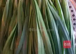 Illustration of how to make leek and egg buns 1