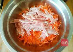 Illustration of how to make carrot, bacon and egg pancakes 3