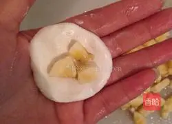 Illustration of how to make banana glutinous rice balls 4