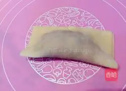 Illustration of how to wrap celery, pork and ingot wontons 4