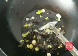 Illustration of how to make fried rice with dried radish and eggs 4