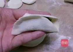 Illustration of how to make dumplings stuffed with meat and three delicacies 18